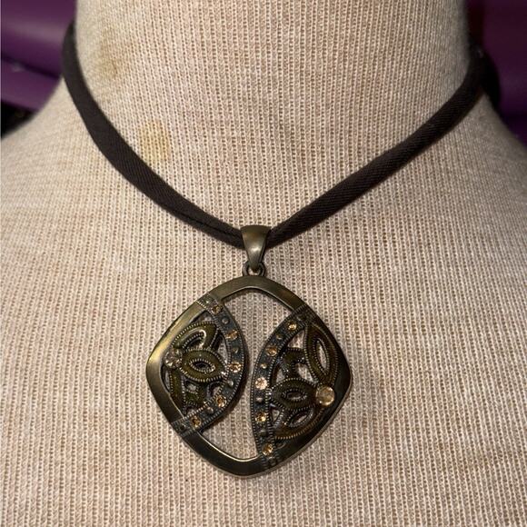 -NECKLACE WOMEN VTG Lotus Flower In Frame Pendant 2.5” Length & Width Cord Chain - Picture 1 of 11